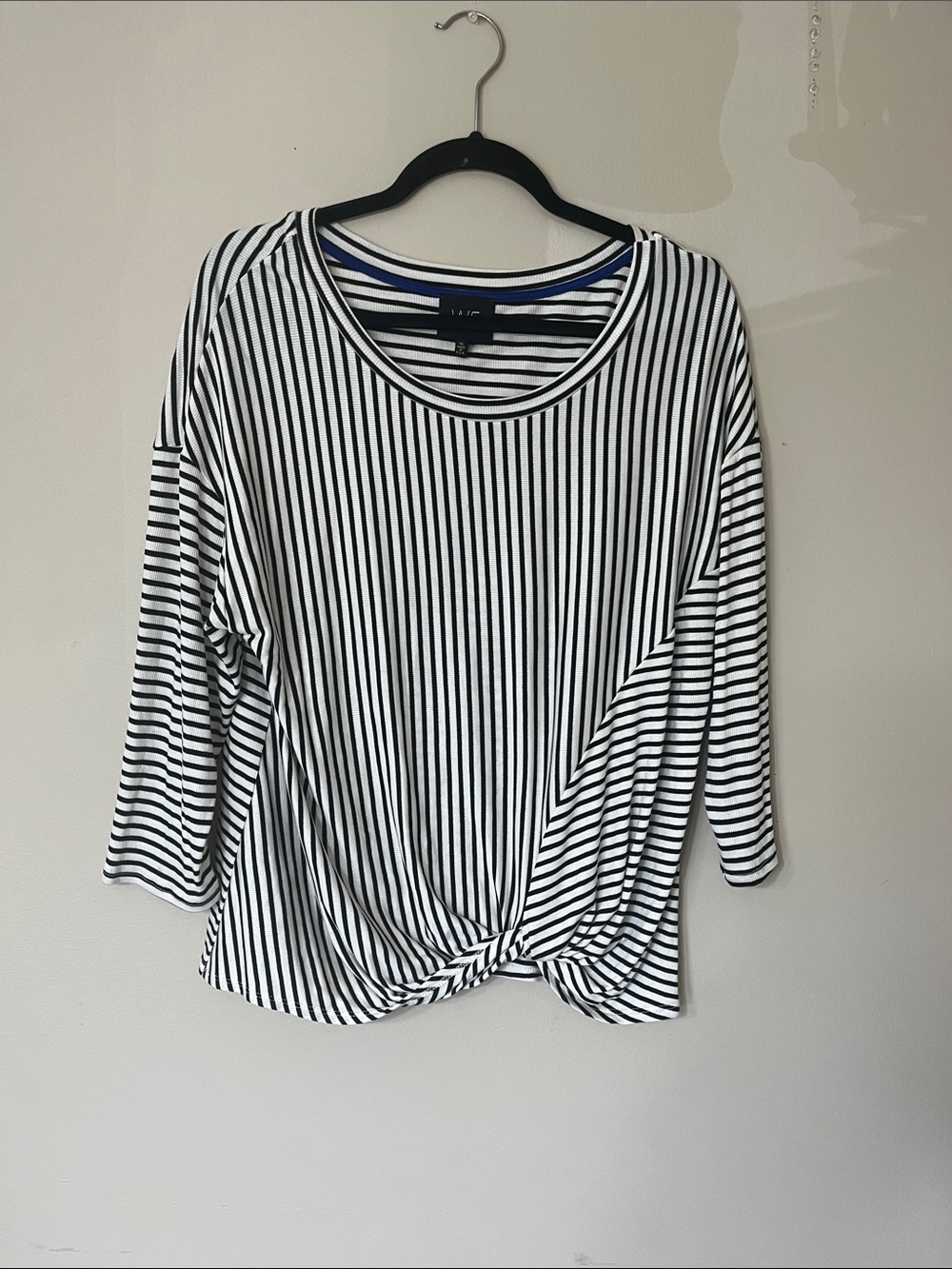 ❤️❤️❤️We wasq W5 Black & White Striped Knot-Front Long Sleeve Tee